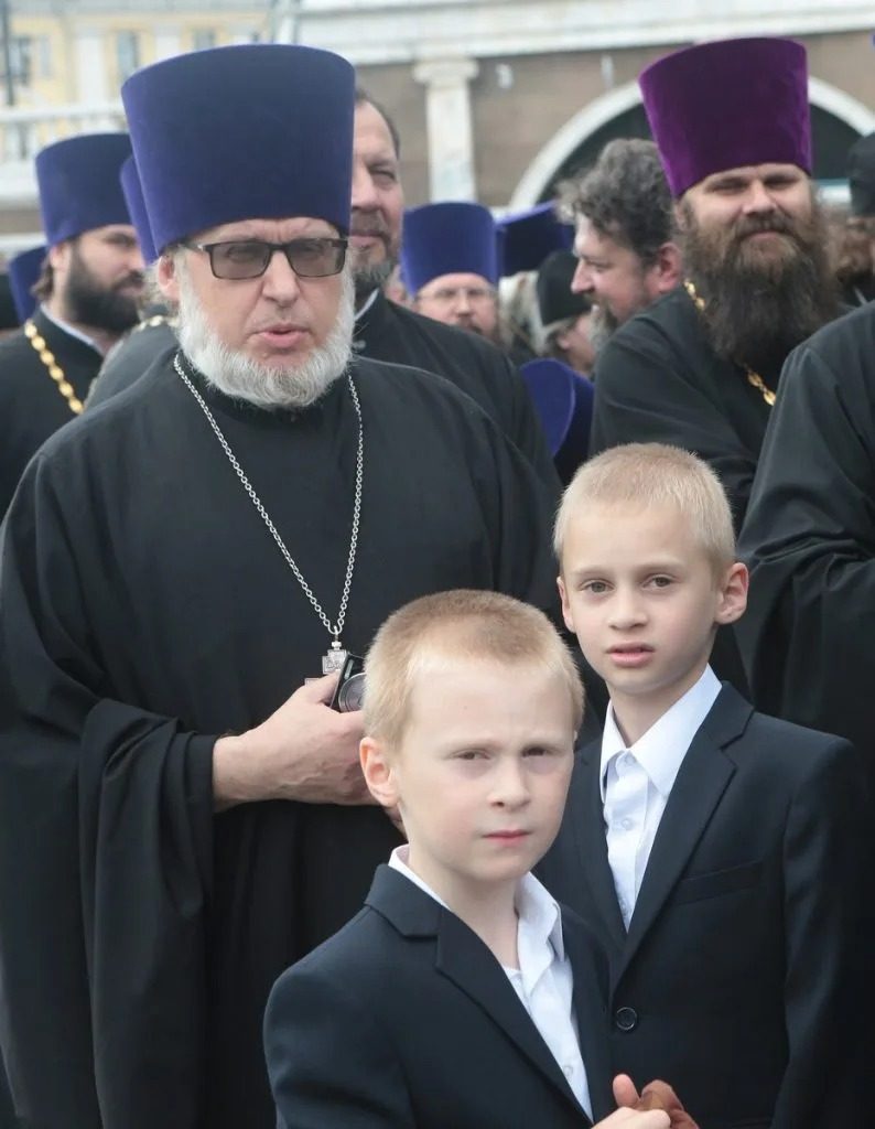 Живуть під “прикриттям”: спливли подробиці про синів Путіна