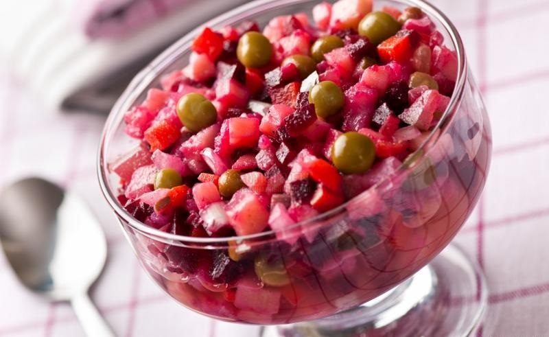 Классика по-новому: винегрет с селёдкой и горошком покоряет вкусом