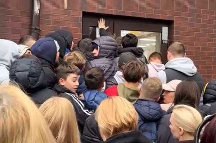 Справжній штурм секонд-хенду під Києвом потрапив на камери (відео)