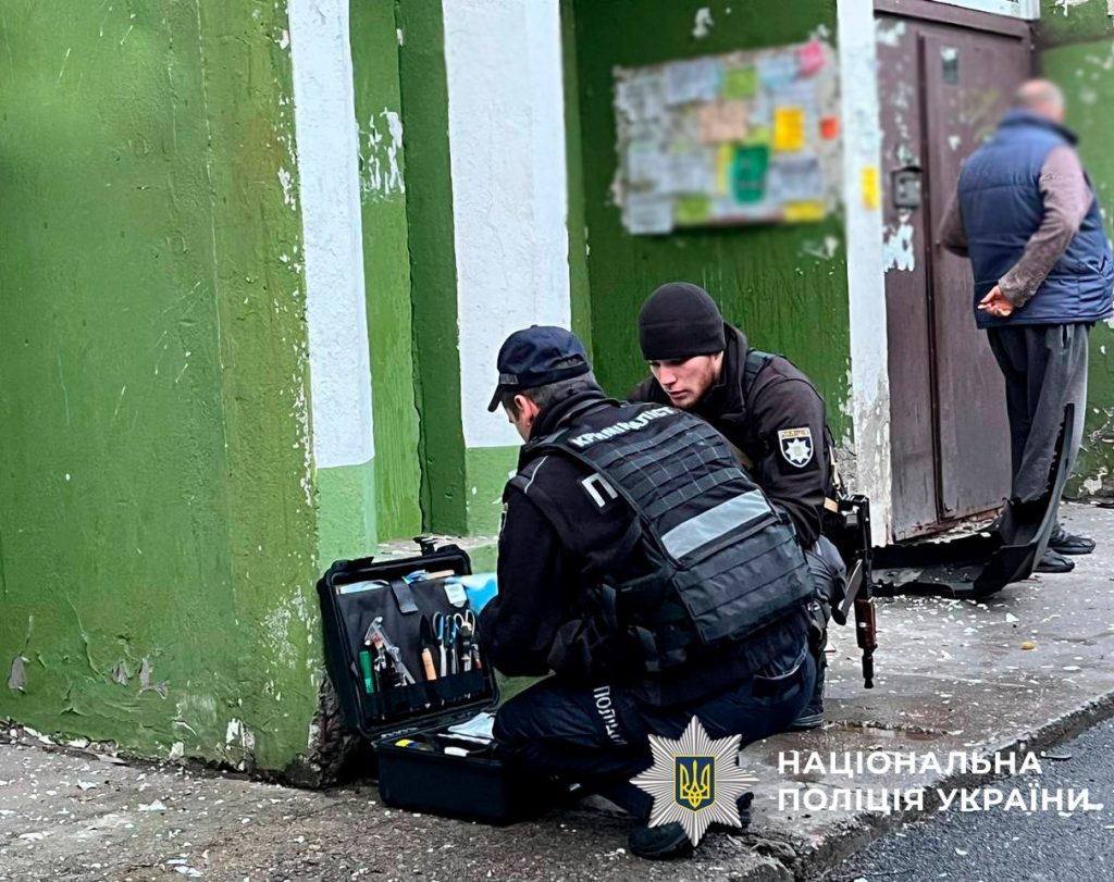 В Киеве взорвали авто: взрывчатку заложили под сиденье (фото) 5 В Киеве взорвали авто: взрывчатку заложили под сиденье (фото)