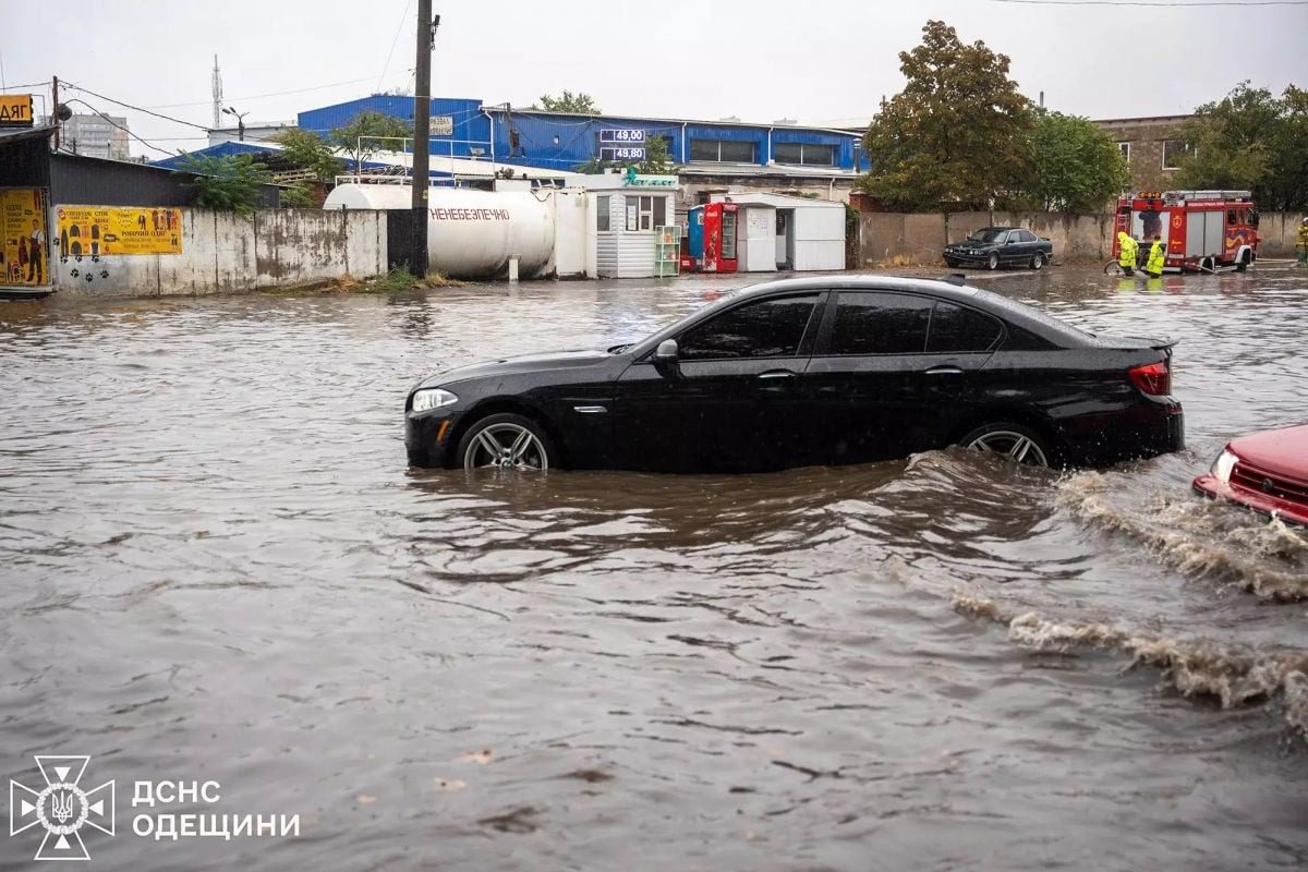 Потоп в Одессе: маршрутка с людьми провалилась под землю (видео)