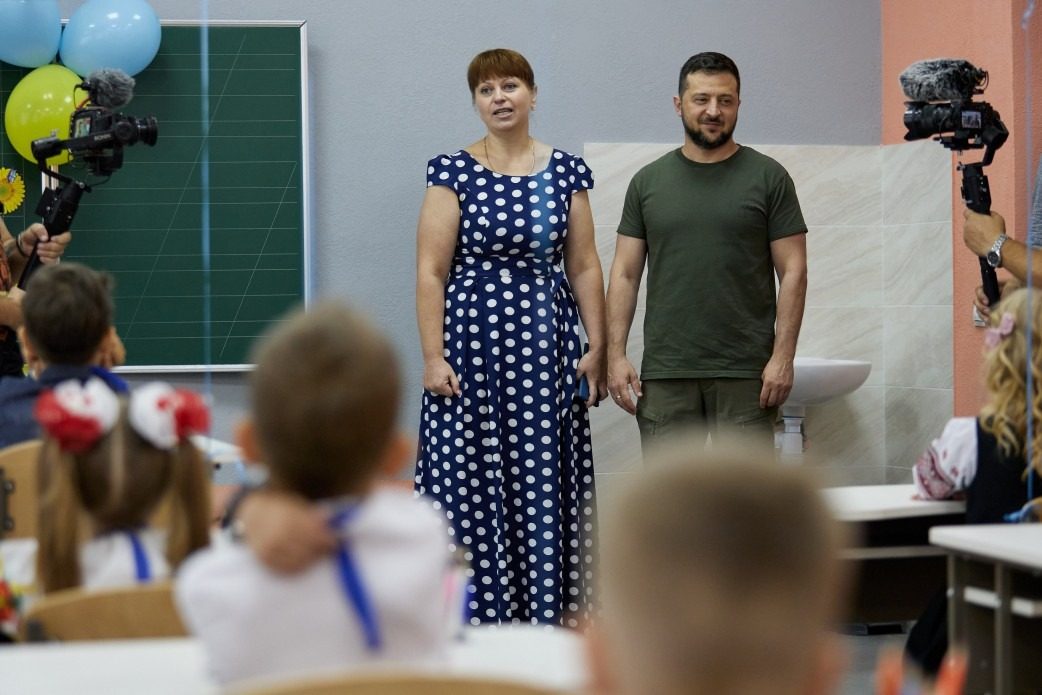 Зеленский пообещал повысить зарплаты преподавателям уже в 2026