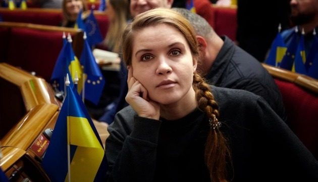 Безугла змінила зачіску та висміяла сукню колеги (фото) ➤ Prozoro.net.ua
