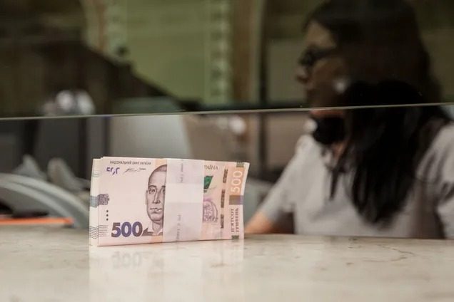 Українцям роздаватимуть по 1500 грн: хто зможе отримати