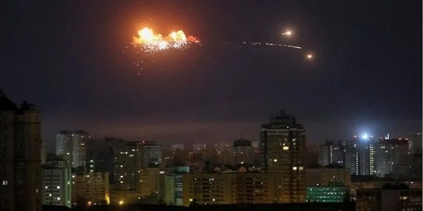 РФ атаковала Киев баллистикой: вспыхнули пожары, есть жертвы