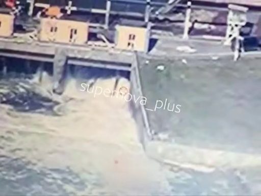 Белгородщину в РФ затапливает после повреждения дамбы (видео)