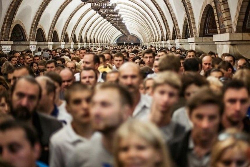 Не с кем познакомиться: куда исчезли мужчины с улиц Украины