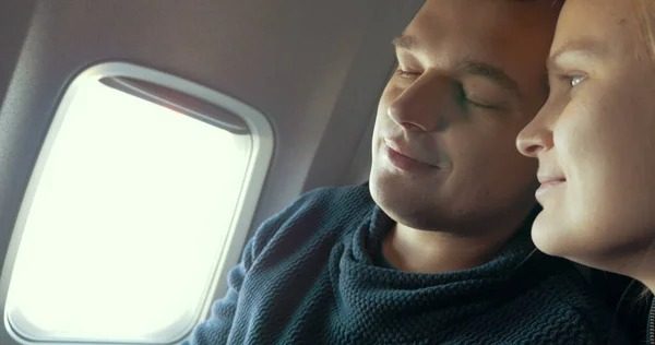 Чоловіка покарали за «надмірний інтим» у літаку. Що він зробив ➤ Prozoro.net.ua