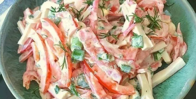 Всего три ингредиента — и вкус, как у суши: крабовый салат за 10 минут