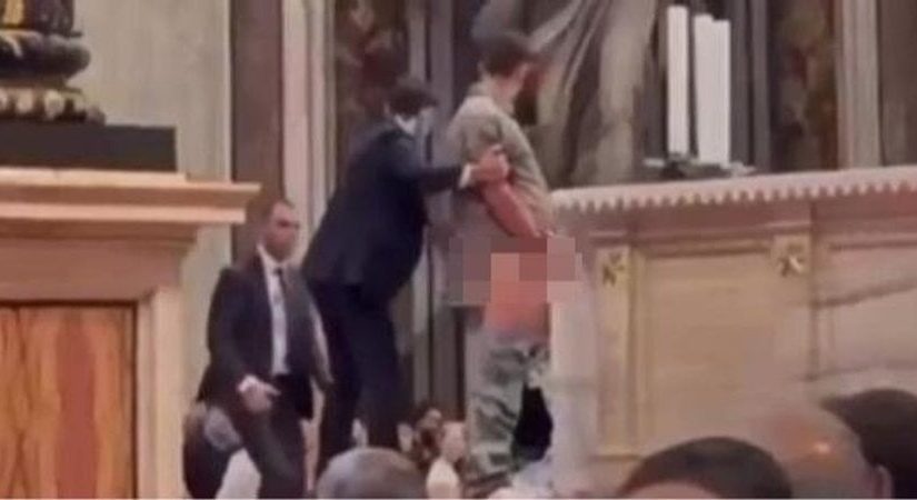 На глазах у верующих: в Ватикане турист осквернил алтарь Папы ➤ Prozoro.net.ua