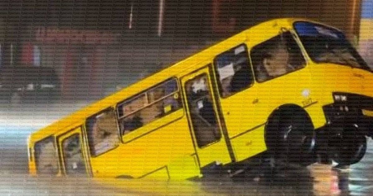 Потоп в Одессе: маршрутка с людьми провалилась под землю (видео) ➤ Prozoro.net.ua