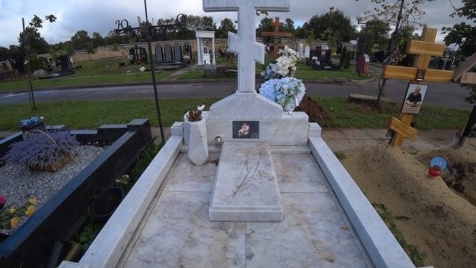 Хрест спалили, а табличку зламали: хто осквернив могилу Осина