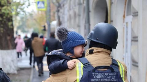 Кем оказался мужчина, который спасал детей в атакованном детсаде