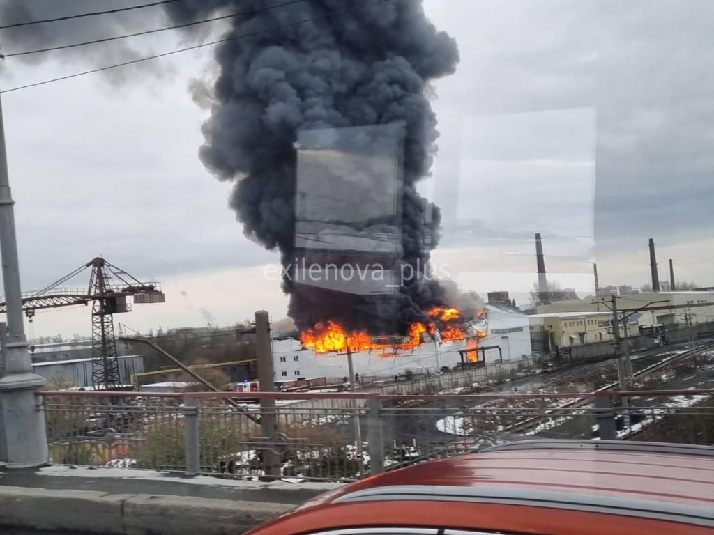 Пожежа розгорілася на оборонному заводі у Новосибірську (відео, фото)