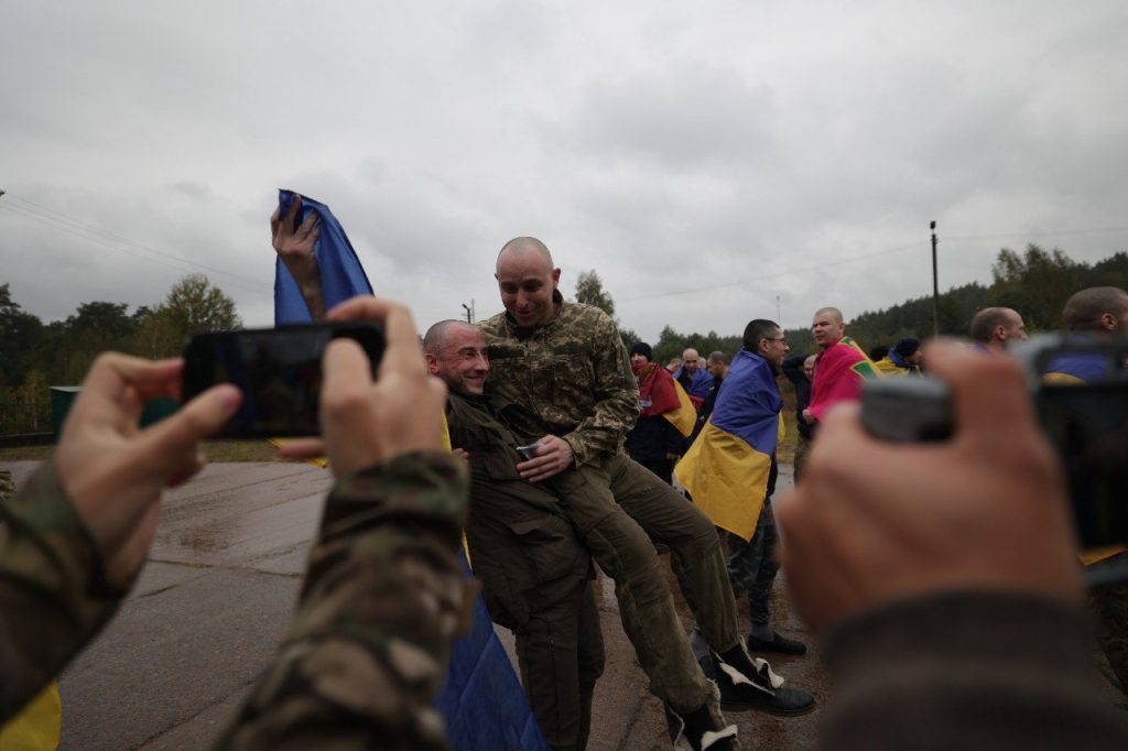 Україна повернула з російського полону військових і цивільних (фото) 3 Україна повернула з російського полону військових і цивільних (фото)