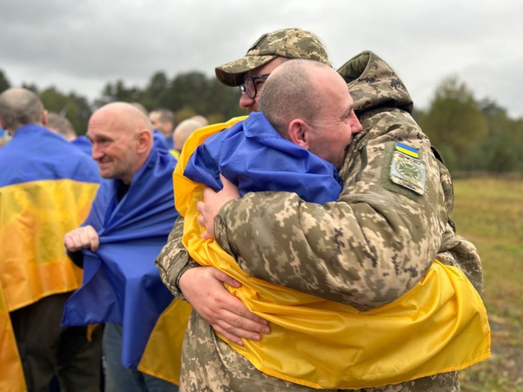 Україна повернула з російського полону військових і цивільних (фото) 4 Україна повернула з російського полону військових і цивільних (фото)