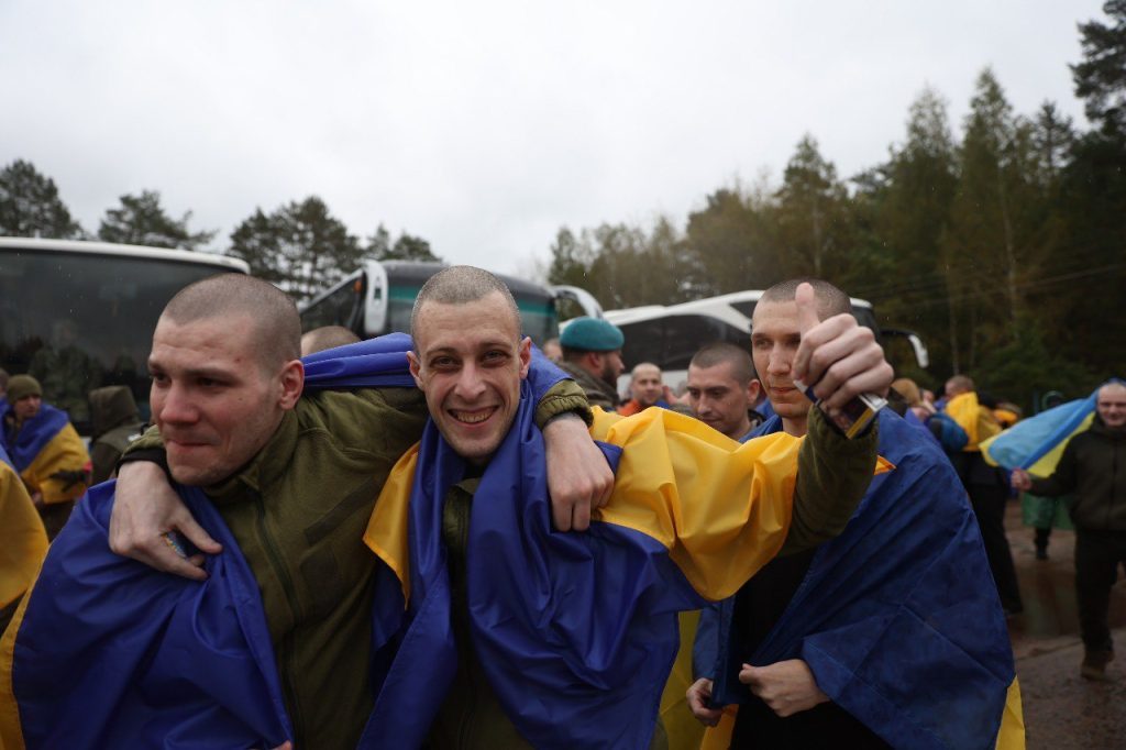 Украина вернула из российского плена военных и гражданских (фото) 5 Украина вернула из российского плена военных и гражданских (фото)