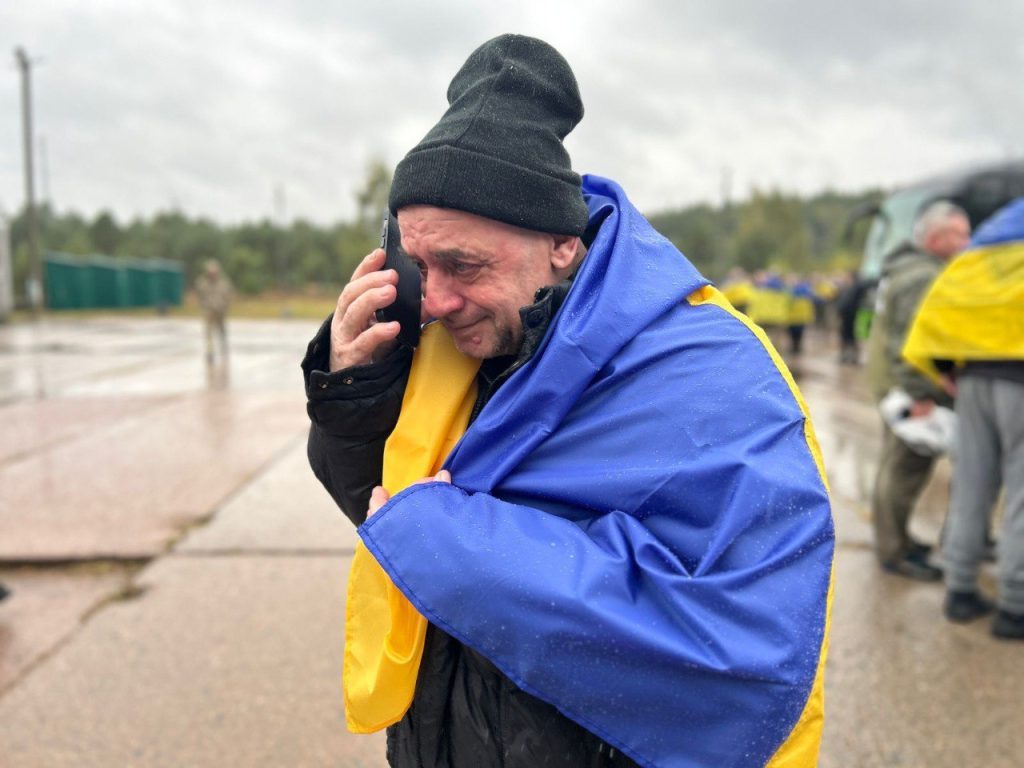 Україна повернула з російського полону військових і цивільних (фото) 5 Україна повернула з російського полону військових і цивільних (фото)