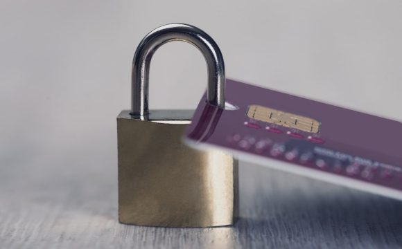Украинцы жалуются на блокировку карт: в банках рассказали, в чём дело