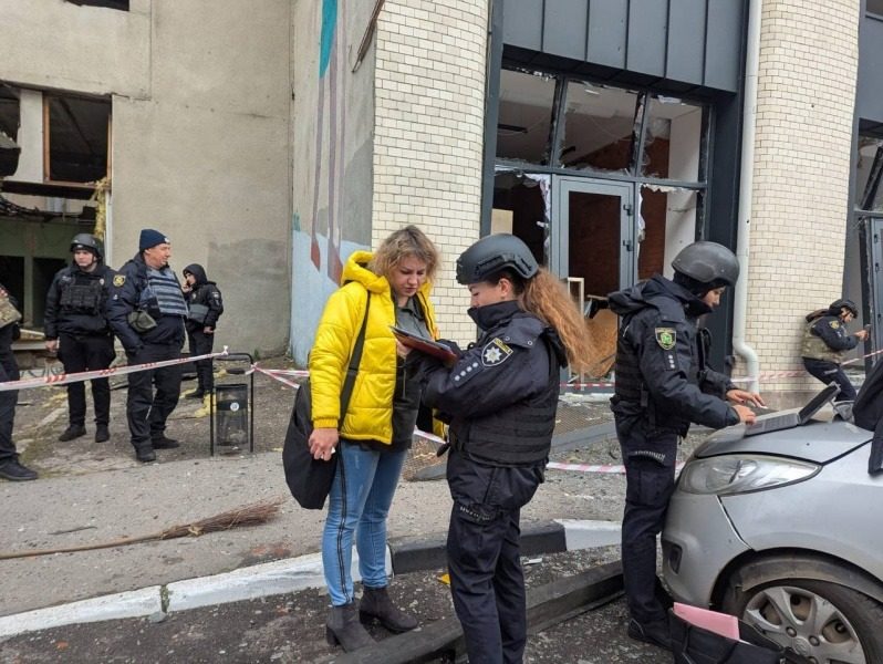 Кем оказался мужчина, который спасал детей в атакованном детсаде