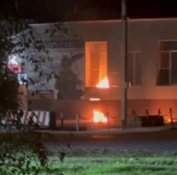В России молодежь подожгла военкомат в Ставропольском крае (видео) ➤ Prozoro.net.ua