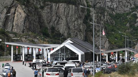 У Росії припинили випускати за кордон чоловіків призивного віку