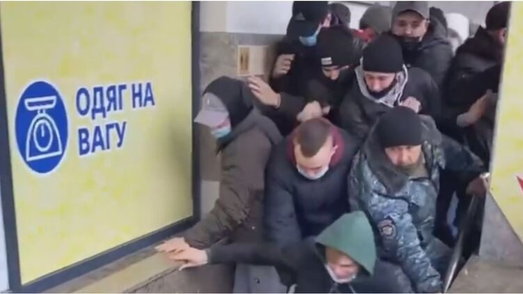 Справжній штурм секонд-хенду під Києвом потрапив на камери (відео) ➤ Prozoro.net.ua