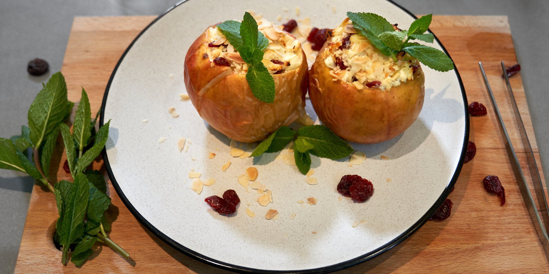 Запеченные яблоки с сыром