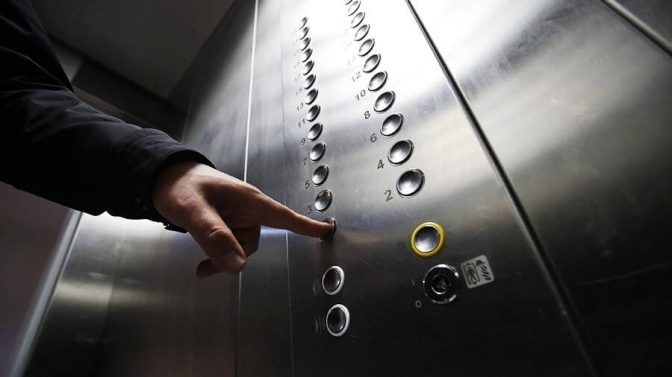 Що робити, якщо застряг у ліфті під час відключень світла: інструкція
