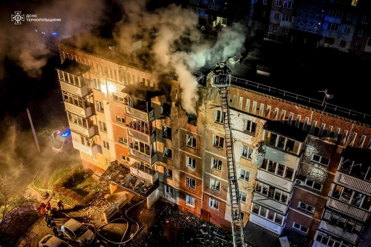 Россияне обстреляли жилые дома в Тернополе — десятки погибших и раненых