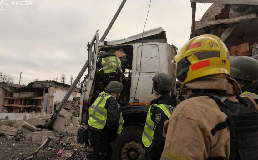 Огромная воронка в столице: спасатели показали последствия удара по Киеву ➤ Prozoro.net.ua