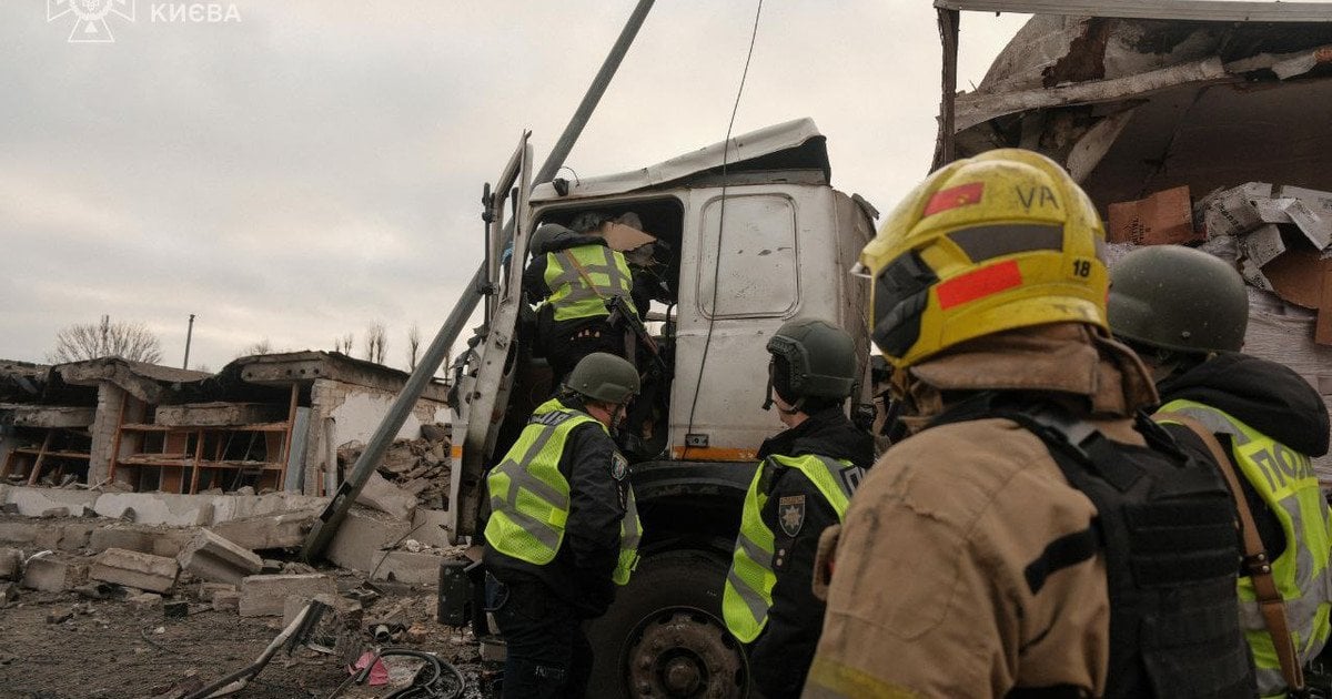 Огромная воронка в столице: спасатели показали последствия удара по Киеву ➤ Prozoro.net.ua