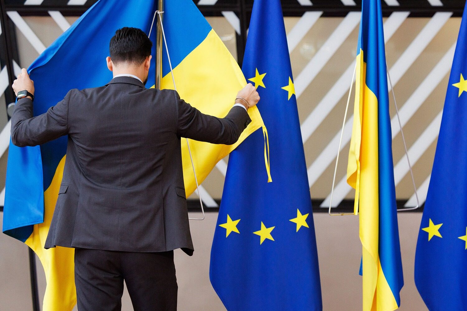 Статус беженца отменят: как украинцам легально остаться в ЕС