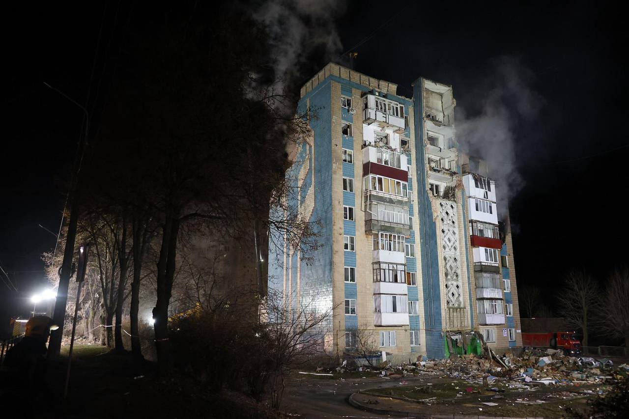 У Тернополі дістали з-під завалів живого чоловіка