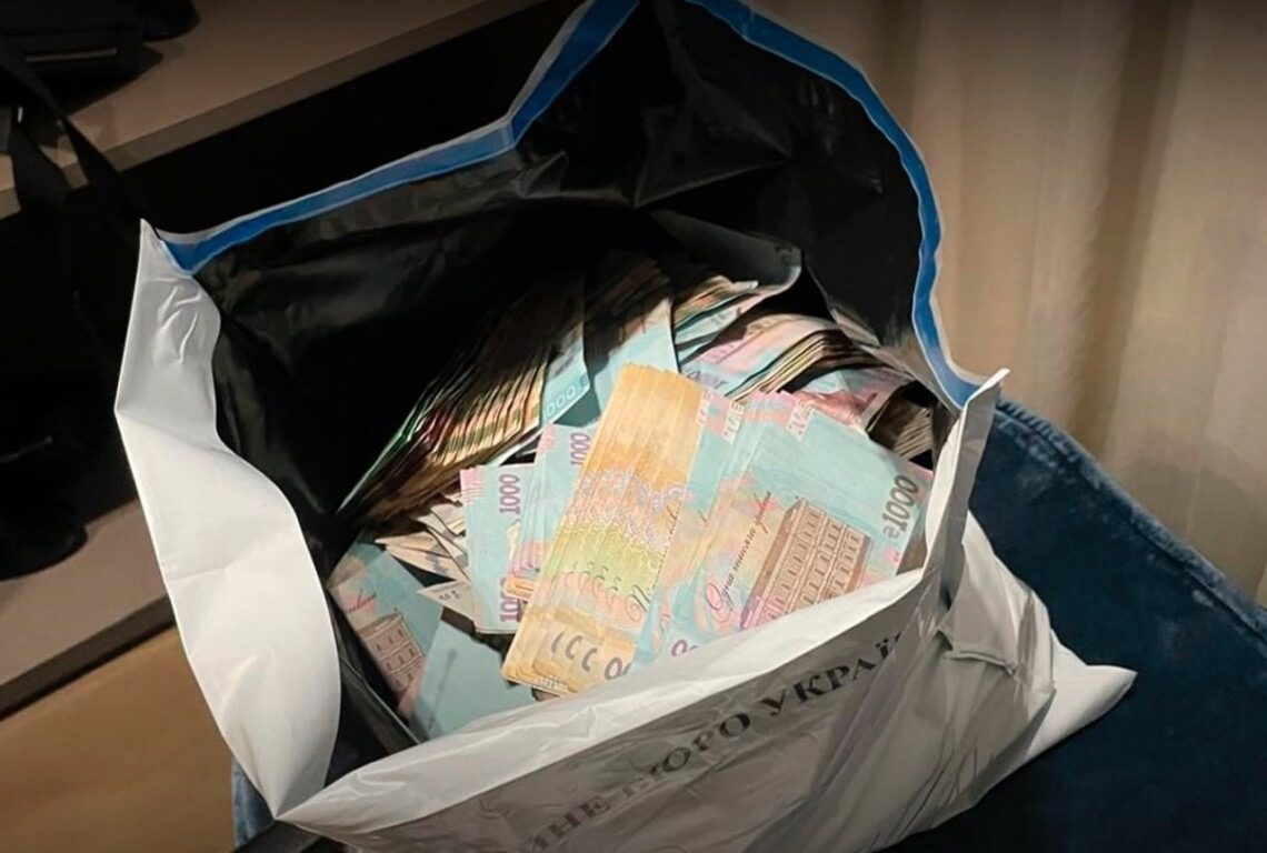 НАБУ знайшло у кабінеті енергетиків нагороду від Путіна — фото