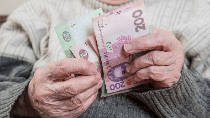 Женщинам добавят к пенсии по 870 гривен: кому поступят деньги