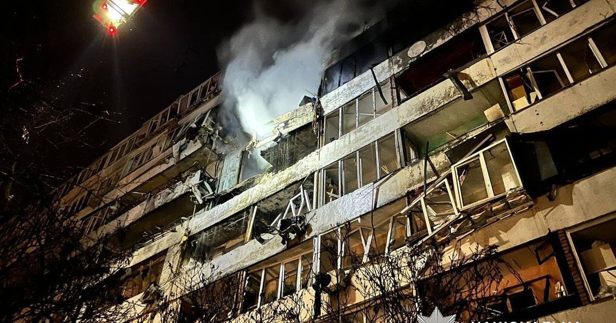 Величезна вирва у столиці: рятувальники показали наслідки удару по Києву