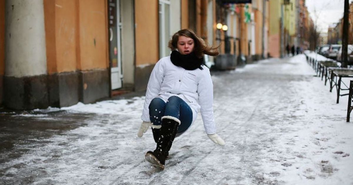 Что делать, чтобы не падать на скользких дорогах: совет на зиму