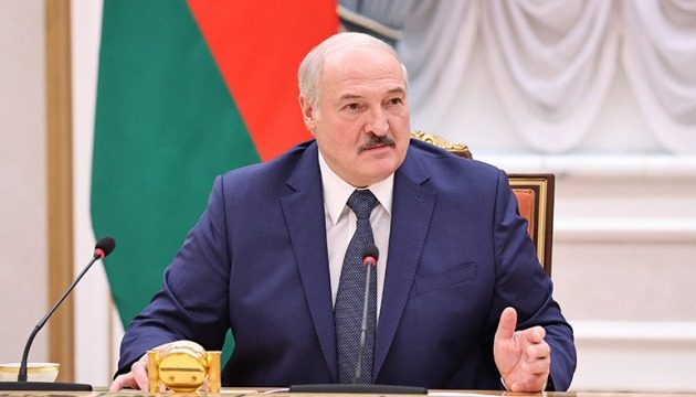 Лукашенко захотів, щоб українці працювали на білоруських заводах