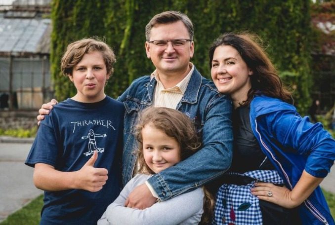 Отказалась быть депутатом. Что известно о бывшей жене Дмитрия Кулебы