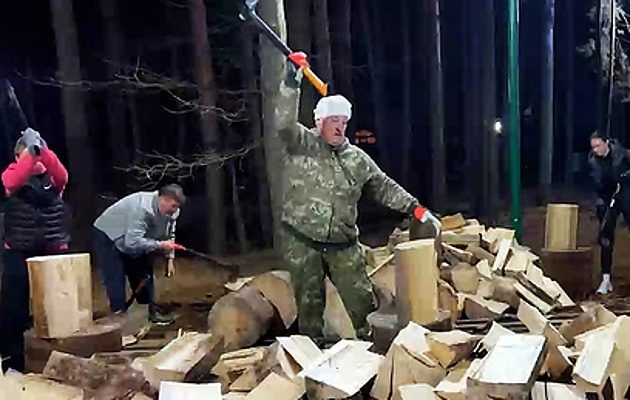Лукашенко пішов дрова колоти і насмішив білорусів (відео) ➤ Prozoro.net.ua