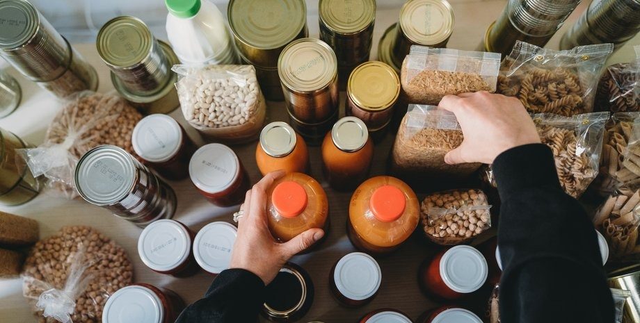 Украинцам советуют делать запасы продуктов: что скоро подорожает