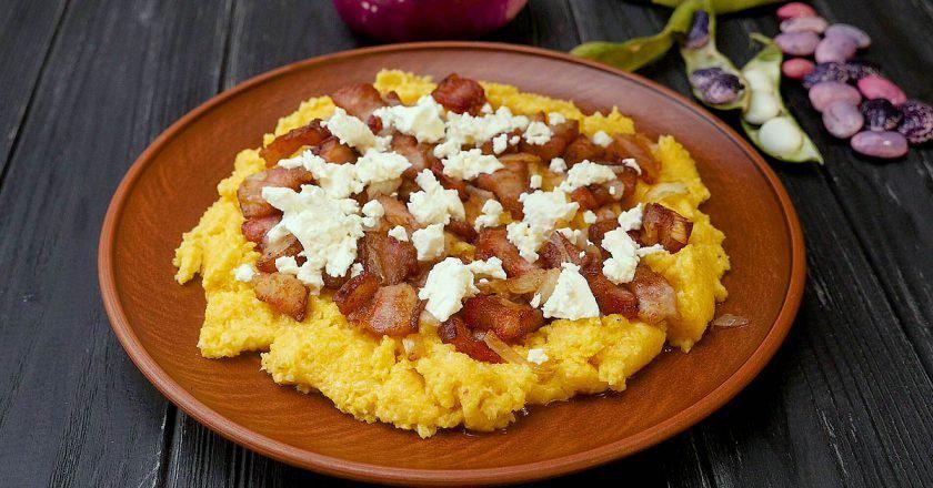 Класичний банош зі шкварками: покроковий рецепт