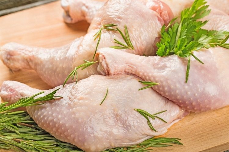 Медики назвали наиболее вредную для здоровья часть курицы