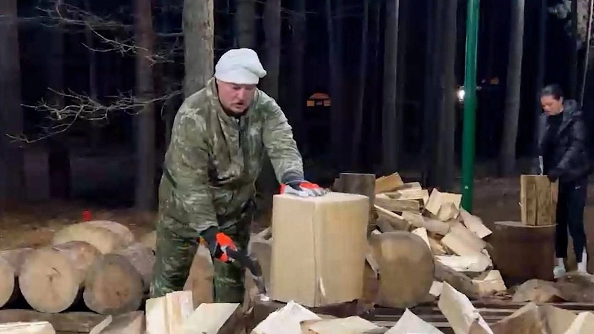 Лукашенко пішов дрова колоти і насмішив білорусів (відео)