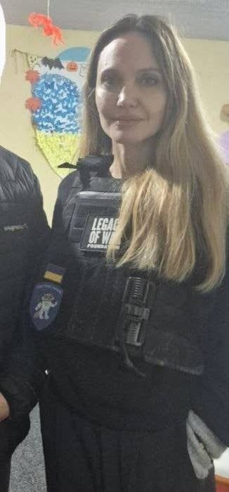 Анджелина Джоли приехала в Херсон: опубликованы фото