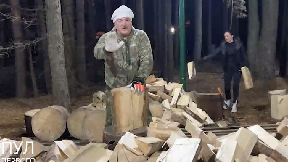 Лукашенко пішов дрова колоти і насмішив білорусів (відео)