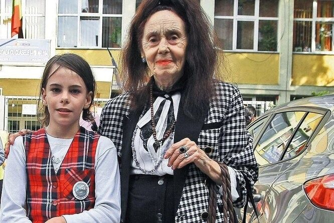 Ее не узнать: как выглядит сейчас дочка родившей в 66 лет женщины