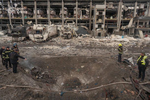 Огромная воронка в столице: спасатели показали последствия удара по Киеву
