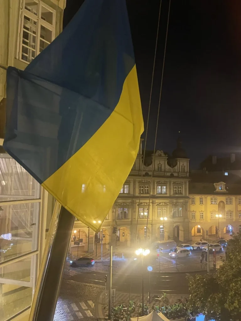 У Чехії зняли прапор України з парламенту: розлючені депутати вивісили три замість одного